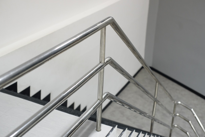Montaż balustrady na klatce schodowej – wszystko co powinieneś wiedzieć