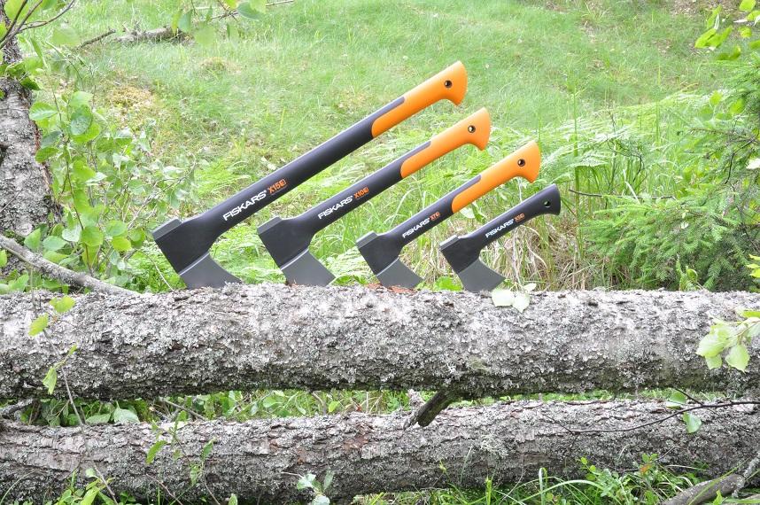 Niezbędne narzędzie leśne w gospodarstwie jesienno-zimowe wyprawy z siekierami Fiskars!