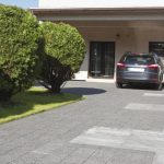 Płyty brukowe służące budowie podjazdu