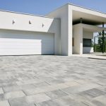 Płyty brukowe służące budowie podjazdu