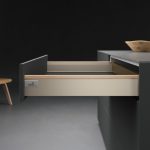 Szuflada ArciTech z mocno wyróżniającym się profilem dekoracyjnym, to prosty sposób aby osiągnąć oszałamiające wrażenie. Fot. Hettich