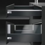 Profile dekoracyjne w różnych kombinacjach pozwalają urozmaicić wygląd szuflady oferując wiele możliwości aranżacyjnych. Fot. Hettich