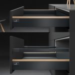 Różnorodność możliwości aranżacyjnych to mocny atut systemów szuflad firmy Hettich, teraz z dodatkową, niezwykle atrakcyjną opcją w postaci profili dekoracyjnych. Fot. Hettich