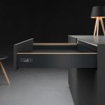 Niewielki detal – spektakularny efekt: profil dekoracyjny w szufladzie InnoTech Atira. Fot. Hettich