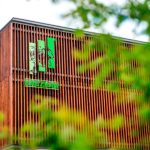 Budynek z zewnątrz nawiązuje do obróbki drewna i produkcji podłóg. Fot. Kaczkan