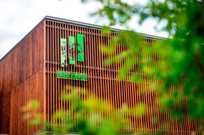 Budynek z zewnątrz nawiązuje do obróbki drewna i produkcji podłóg. Fot. Kaczkan