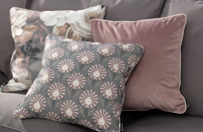 Dekoria.pl, poszewka Gabi z kolekcji Gardenia oraz poszewka Laura z kolekcji Velvet