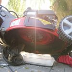 Oczyść kosiarkę od spodu