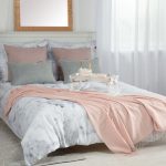 Dekoria.pl, poszewka Gabi, pled Marocco Light Pink, podnóżek okrągły z kolekcji Velvet