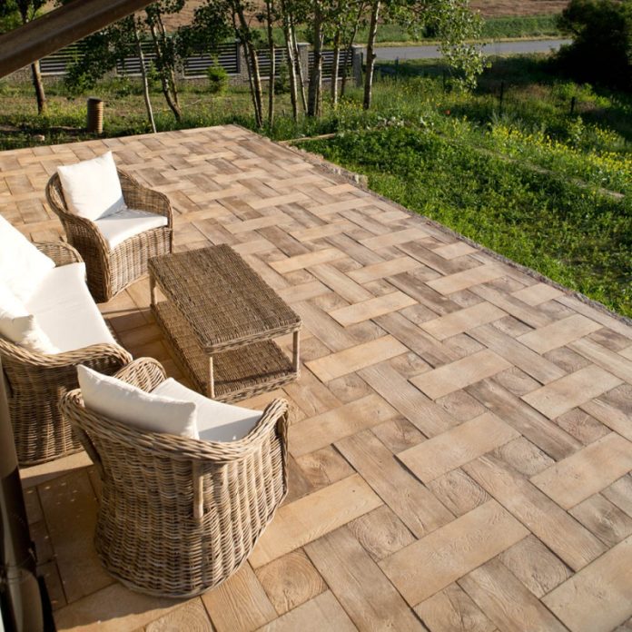 Bruk-Bet deska ogrodowa na tarasie