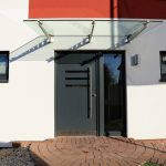 montaż daszku nad drzwiami