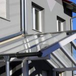 montaż daszku nad drzwiami