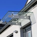 montaż daszku nad drzwiami