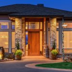 montaż daszku nad drzwiami