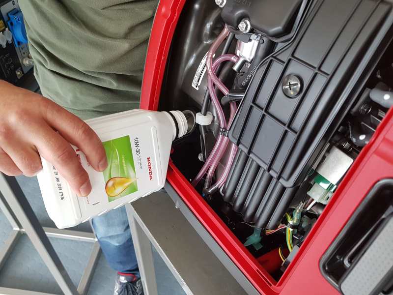 agregat-Honda-EU-22i_wygodny-wlew-oleju