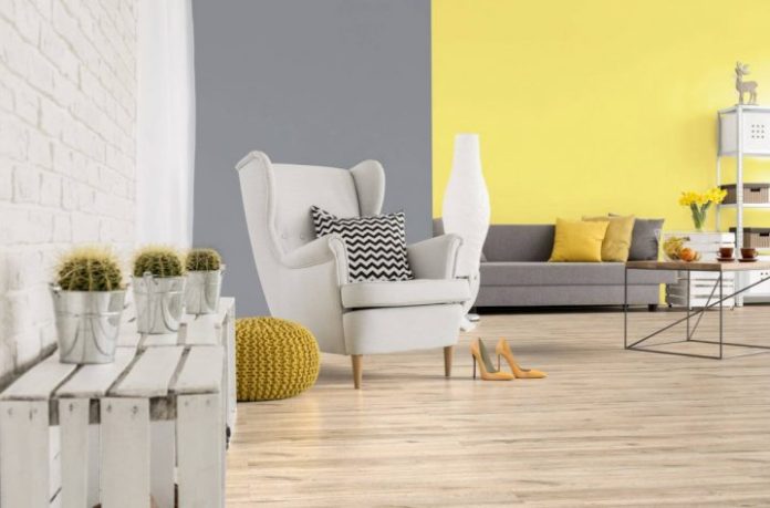 Wystroj-oparty-na-zoltych-i-szarych-odcieniach-jest-cieply-i-przyjemny-dla-oka.-Na-zdjeciu-panele-podlogowe-Freedom-4V-Dab-Brooks.-Fot-RuckZuck-719x474