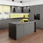 Biale-tlo-aranzacyjne-pozwala-wyeksponowac-zolte-i-szare-elementy-wyposazenia.-Na-zdjeciu-kuchnia-Flinton.-Fot.-RuckZuck