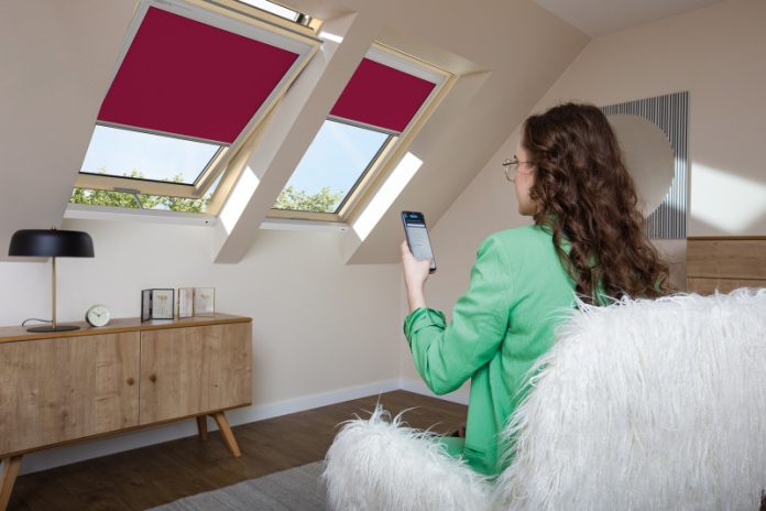 Zdjecie 1 FAKRO_RoletaARF_viva_magenta (www)