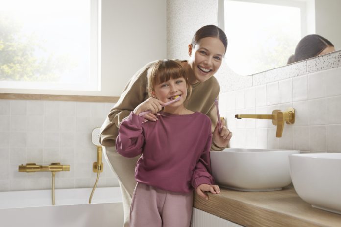 KFA_Malaga_brushed_gold_people_27