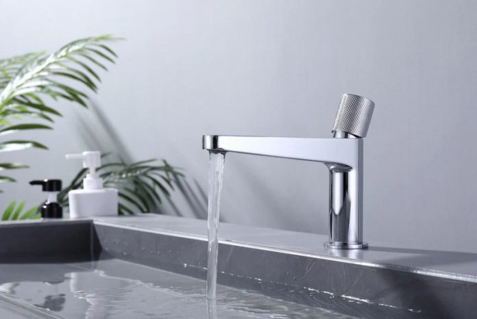 chromowana bateria umywalkowa w kolorze srebrnym